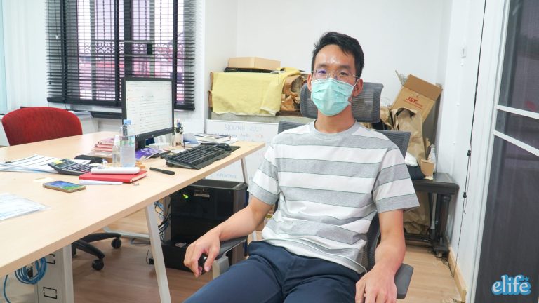 Read more about the article คุณไอซ์ เลือกใช้ Ergonomic SetB เซตจัดโต๊ะทำงานเพื่อสุขภาพ (ได้ทั้งโต๊ะไฟฟ้าพร้อมเก้าอี้สุขภาพ)