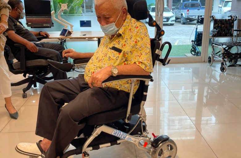Elderlife คุณเพ็ญพักตร์ รถเข็นวีลแชร์ไฟฟ้า Pw-301+ น้ำหนักเบา ขึ้นเครื่องบินได้