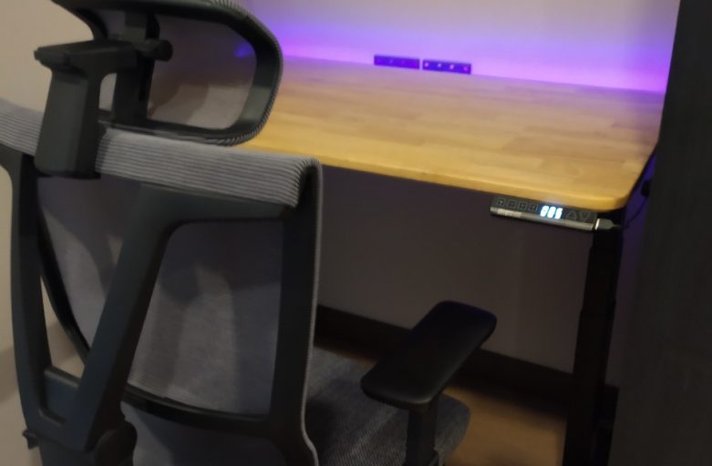 Ergolife คุณวีรชัย Raise3+Ultra7 Set B ชุดโต๊ะทำงานปรับระดับไฟฟ้าและเก้าอี้เพื่อสุขภาพ