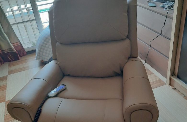 Elderlife คุณประพนธ์ เตียงไฟฟ้า EB-55 และ โซฟาปรับระดับไฟฟ้า Cozy5
