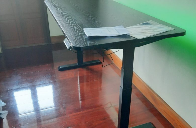 Ergodesk คุณพันซ์ โต๊ะปรับระดับไฟฟ้า Adjustable Desk Raise3