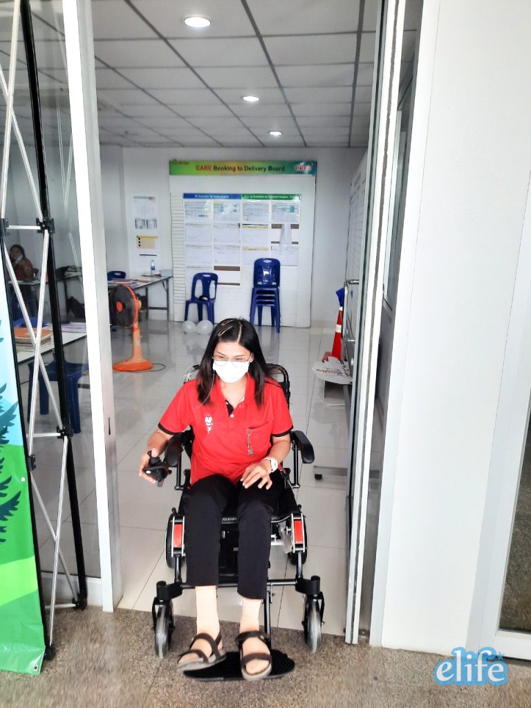 Read more about the article Elderlife คุณกมลทิพย์ รถเข็นไฟฟ้า Lite plus พับเก็บได้เหมือนกระเป๋าลาก