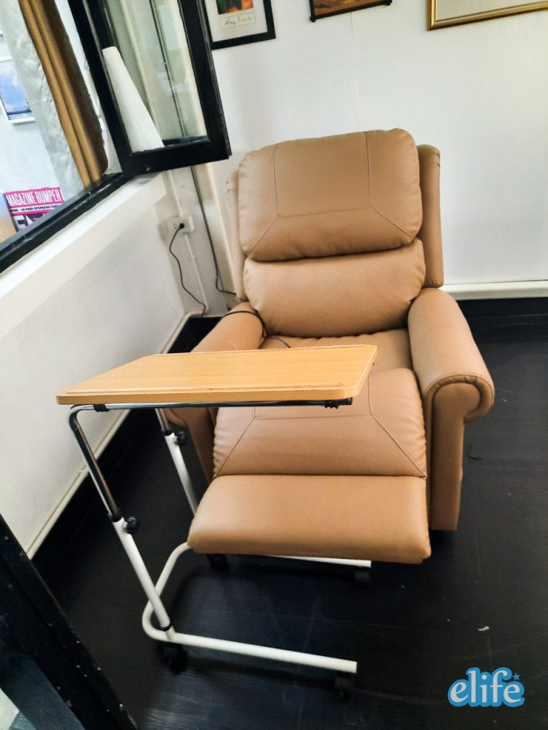 Read more about the article Power Recliner คุณน้ำใส Cozy5 เก้าอี้ปรับไฟฟ้าเพื่อผู้สูงอายุและทุกคน