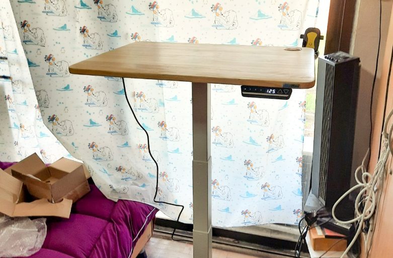Ergodesk คุณสุชาติ โต๊ะปรับระดับไฟฟ้า Adjustable Desk ขาเดียวสำหรับพื้นที่จำกัด