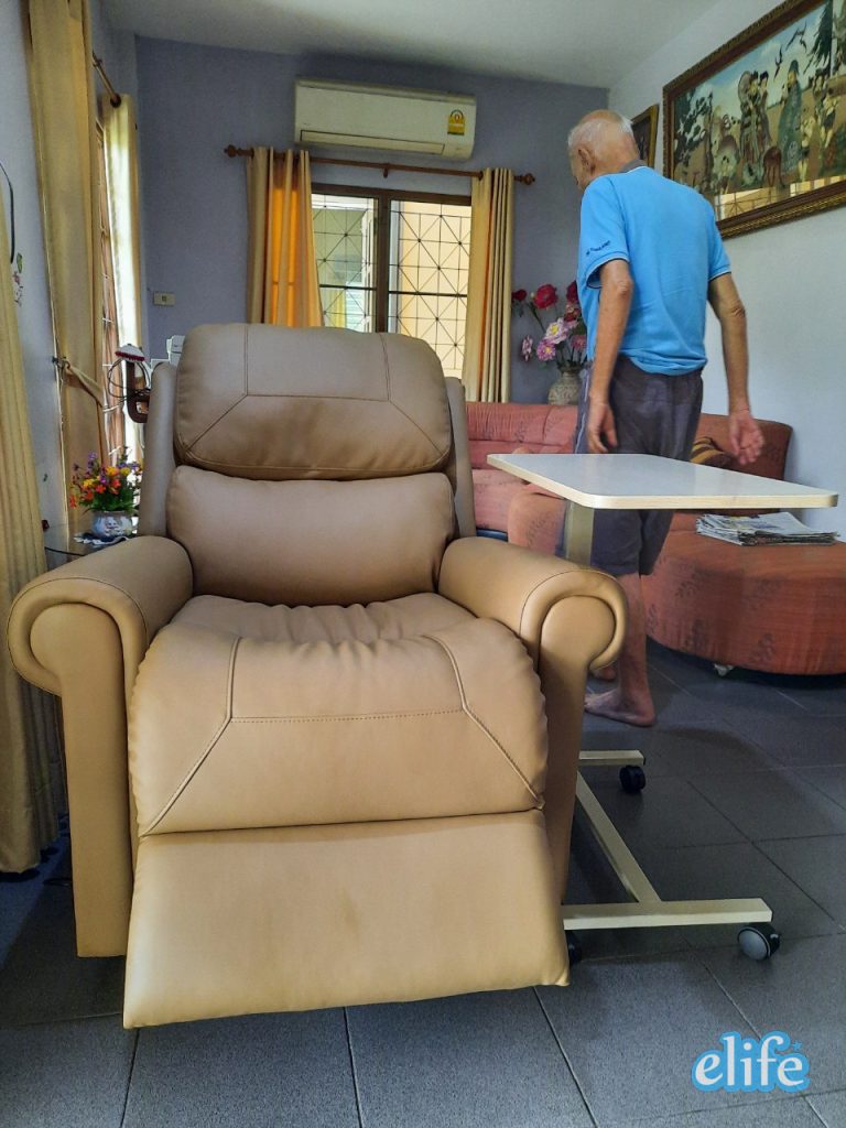 Read more about the article Power Recliner คุณธิรินพร Cozy5 เก้าอี้ปรับไฟฟ้าเพื่อผู้สูงอายุและทุกคน