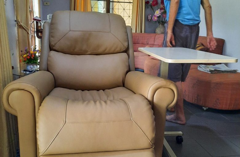 Power Recliner คุณธิรินพร Cozy5 เก้าอี้ปรับไฟฟ้าเพื่อผู้สูงอายุและทุกคน