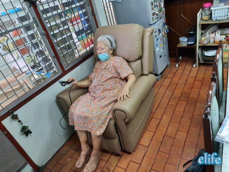 Read more about the article Power Recliner คุณเบญญาชลี Cozy5 เก้าอี้ปรับไฟฟ้าเพื่อผู้สูงอายุและทุกคน