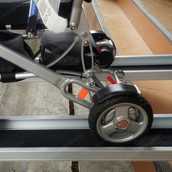 R7 | ทางลาดรถเข็นวีลแชร์cแบบพกพา ขนาด 7ฟุต พับเก็บติดรถ วัสดุอลูมิเนียม | Portable Aluminium Wheelchair Ramp - Image 6